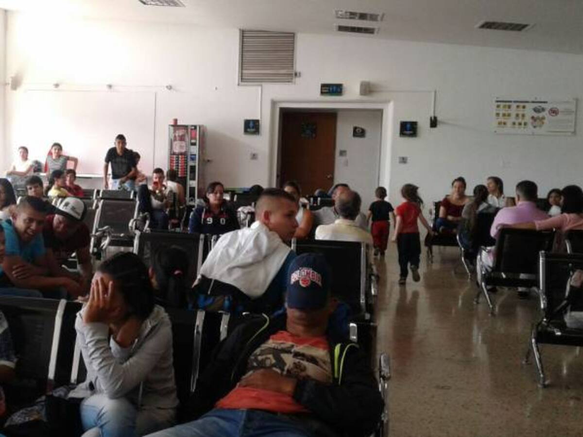 Decenas de personas esperan desde hace 12 horas respuesta de Avianca por un vuelo a San Andrés