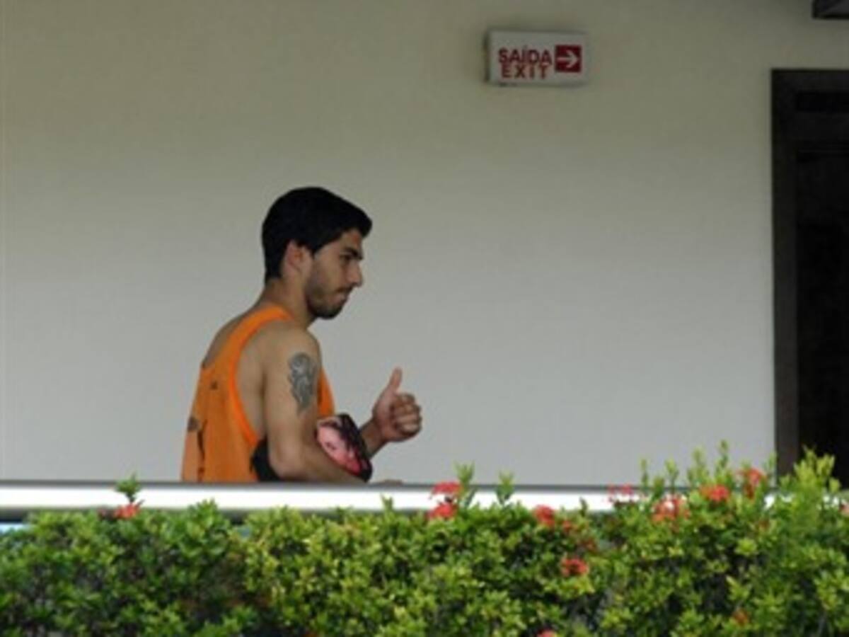 Por disposición de FIFA, Luis Suárez abandonó la concentración de Uruguay