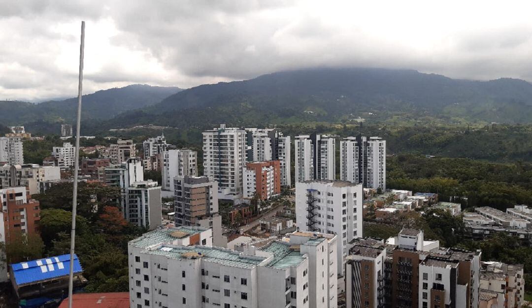 Al fondo la cordillera del Quindío desde el norte de Armenia