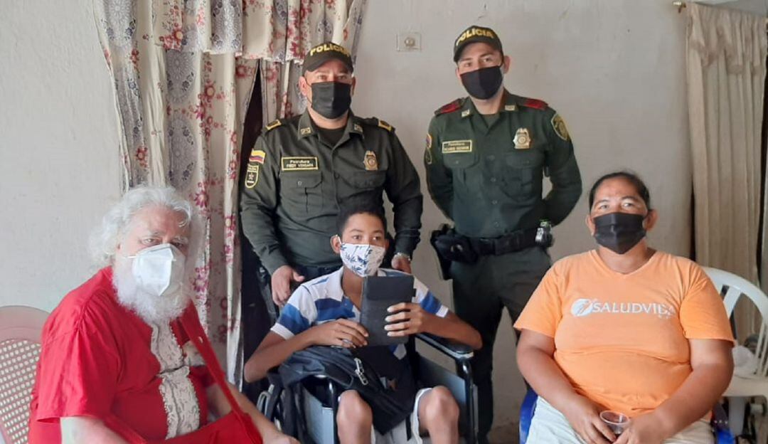 Los uniformados también le llevaron un mercado para toda su familia y una tablet