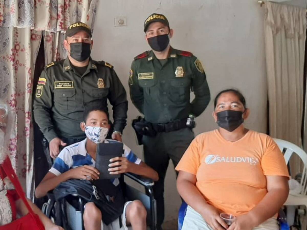 Policía entregó silla de ruedas a niño con discapacidad en Arjona, Bolívar