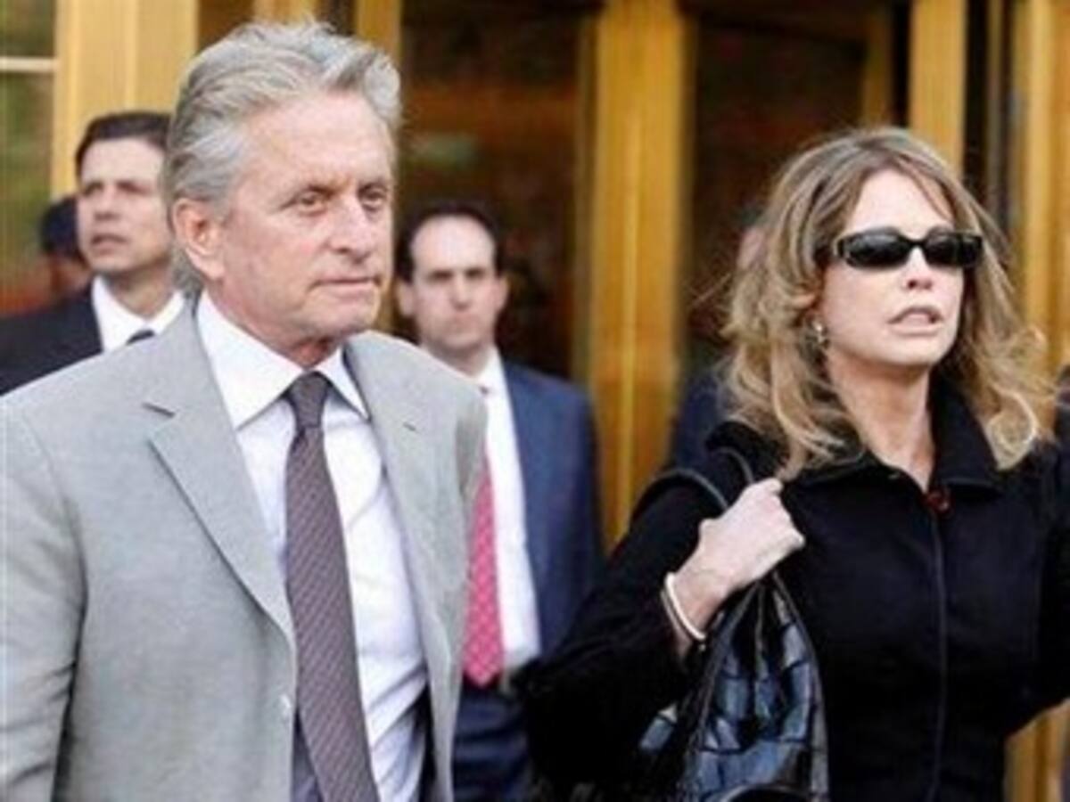 Ex esposa de Michael Douglas lo demanda por ingresos de 'Wall Street 2'