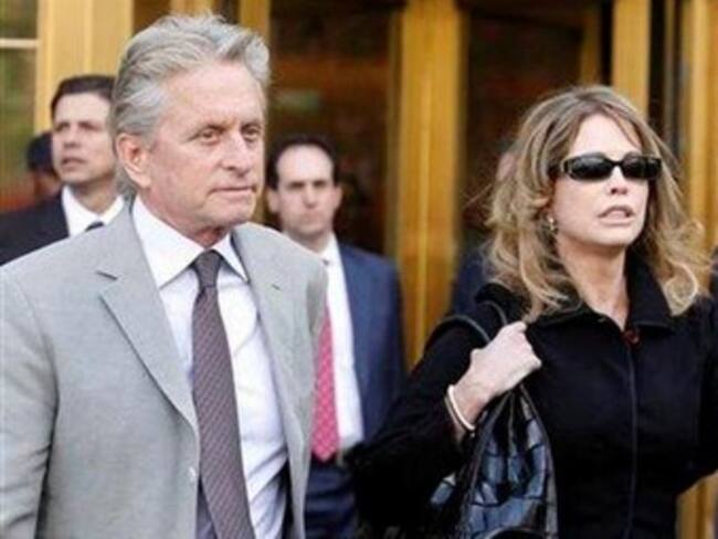 Ex esposa de Michael Douglas lo demanda por ingresos de 'Wall Street 2'
