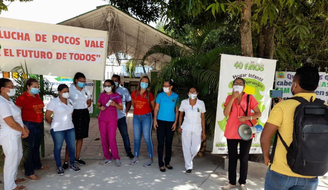 Protesta en las afueras del Hogar Infantil Los Naranjos