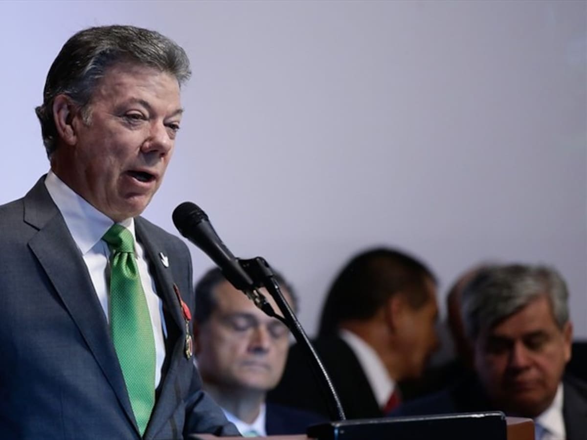 Santos dice que espera que sigan bajando las tasas de interés