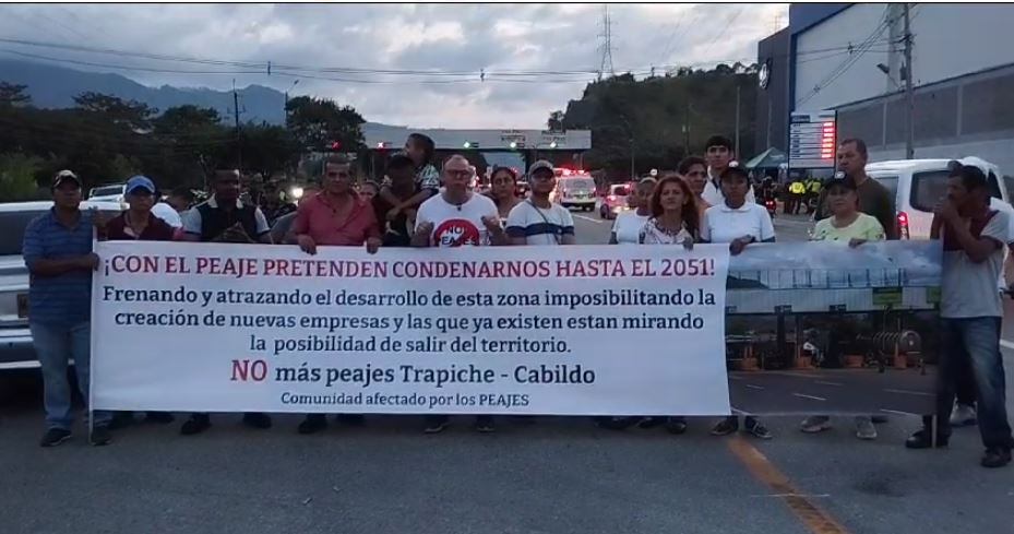 Protesta de los habitantes de Barbosa, Antioquia, contra el peaje El Trapiche. Foto: Guillermo Naranjo.