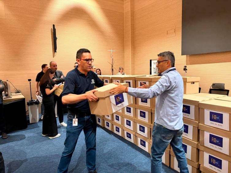 Las firmas fueron entregadas por el comité promotor del referendo fiscal a la Registraduría Nacional. Foto: Cortesía.