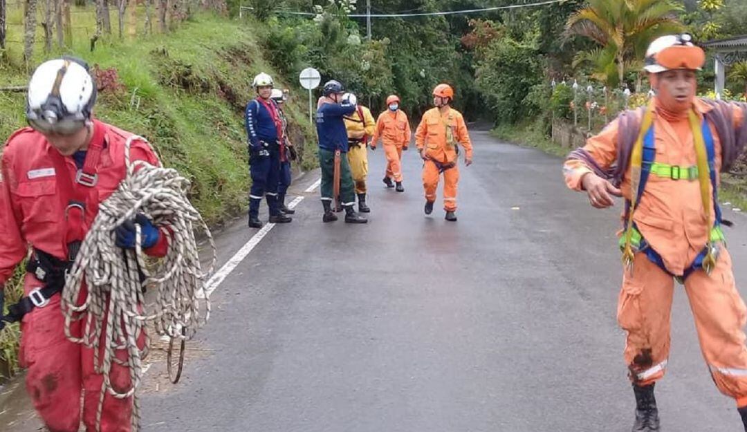 Organismos de socorro de Anserma y Guática, buscan el cuerpo de una mujer.