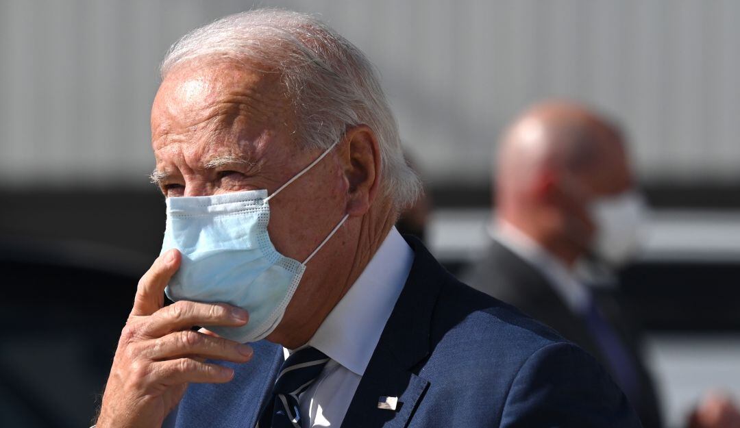 El presidente de los Estados Unidos, Joe Biden, ha sido uno de los promotores del doble uso de tapabocas. 