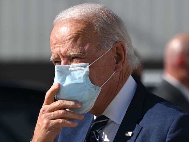El presidente de los Estados Unidos, Joe Biden, ha sido uno de los promotores del doble uso de tapabocas. 