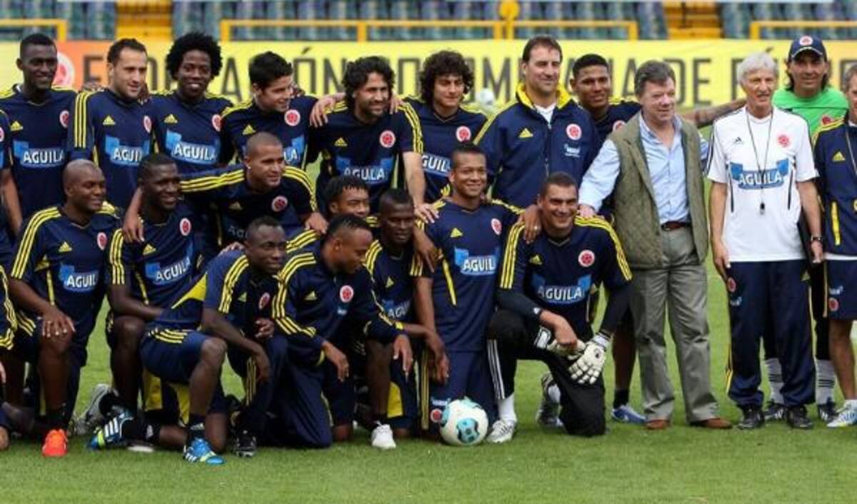 Los jugadores de la Selección Colombia se fotografiaron con el Presidente Juan Manuel Santos. Foto: EFE