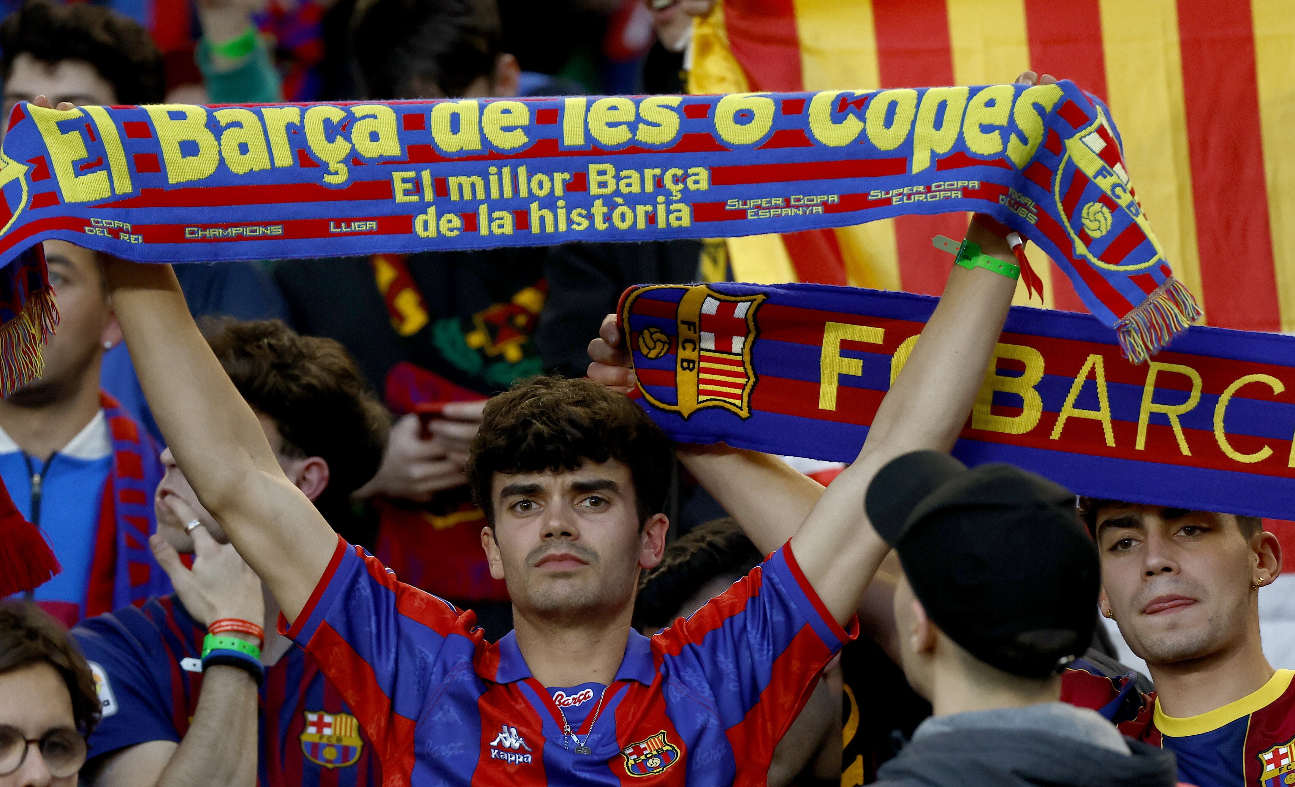 Paris (France), 10/04/2024.- Barcelona fans before the UEFA Champions League quarter-finals, 1st leg soccer match between Paris Saint-Germain and FC Barcelona, in Paris, France, 10 April 2024. (Liga de Campeones, Francia) EFE/EPA/MOHAMMED BADRA