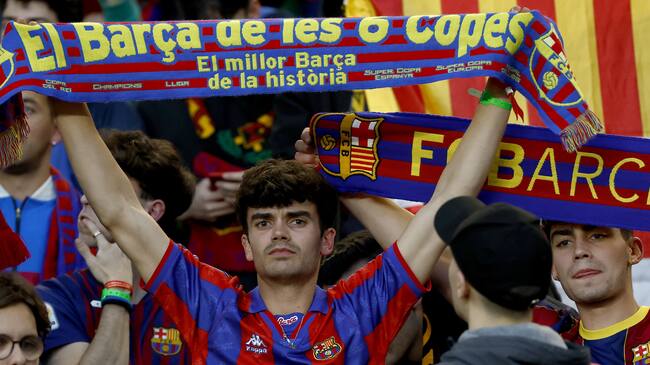 Paris (France), 10/04/2024.- Barcelona fans before the UEFA Champions League quarter-finals, 1st leg soccer match between Paris Saint-Germain and FC Barcelona, in Paris, France, 10 April 2024. (Liga de Campeones, Francia) EFE/EPA/MOHAMMED BADRA