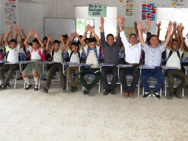Gobierno de Bolívar dotó con 300 sillas colegio de Tacamocho