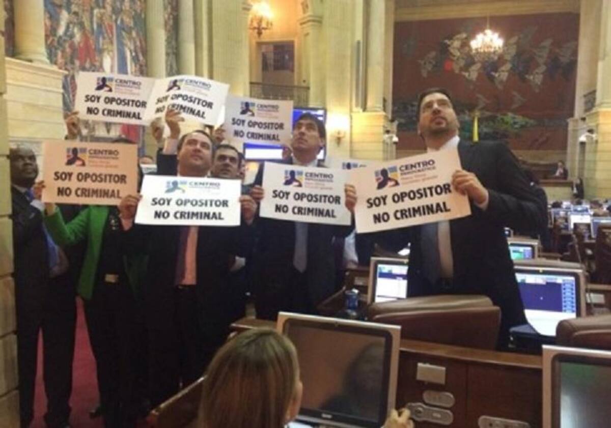 El 26 de agosto de 2014, en medio de la polémica generada por las nuevas acusaciones del Hacker Andrés Sepúlveda, quien aseguró que por orden del uribismo interceptó comunicaciones del gobierno y saboteó el proceso de paz. Plenaria del Senado.