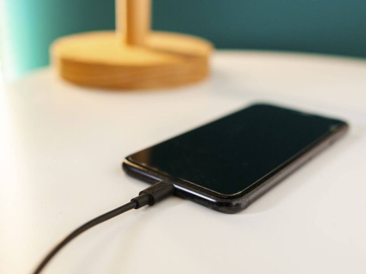 Esto ocurre cuando el cargador del móvil está conectado sin el dispositivo