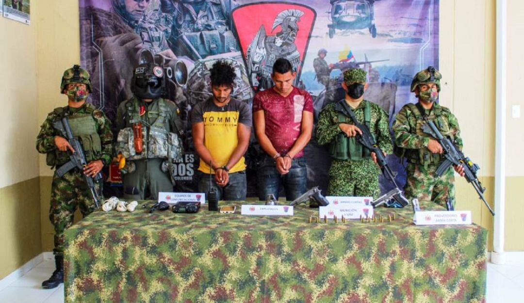 En el lugar de la captura se incautaron armas cortas, municiones calibre 9 milímetros y una granada de fragmentación.