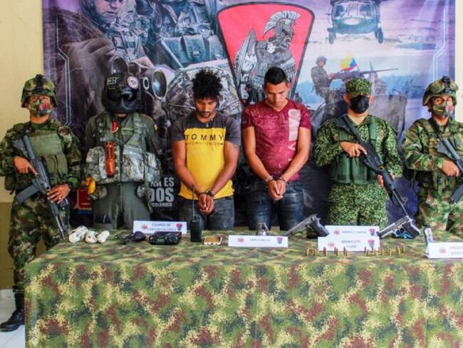 En el lugar de la captura se incautaron armas cortas, municiones calibre 9 milímetros y una granada de fragmentación.