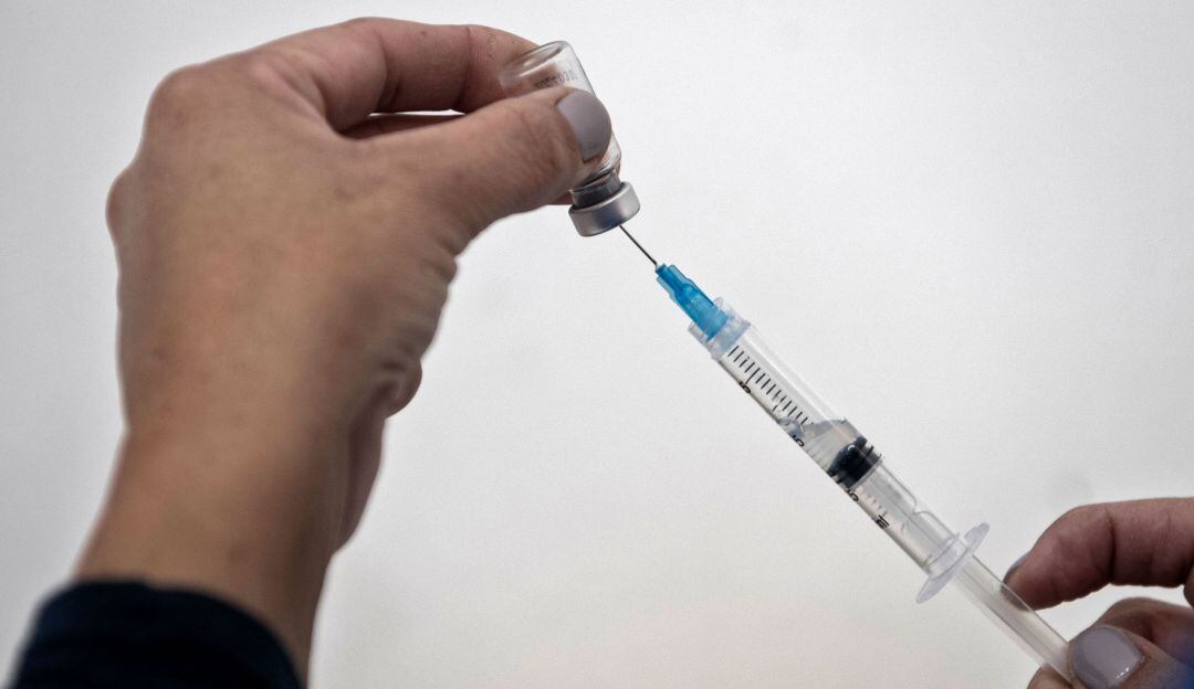 A lo largo de la región crecen las alertas por la promoción de vacunas falsas contra el COVID-19.