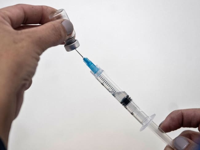 A lo largo de la región crecen las alertas por la promoción de vacunas falsas contra el COVID-19.
