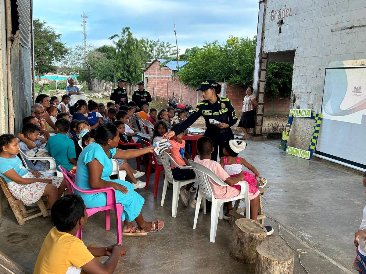 Policía promueve entornos seguros con “Cine Bajo las Estrellas” en Córdoba Tetón, Bolívar