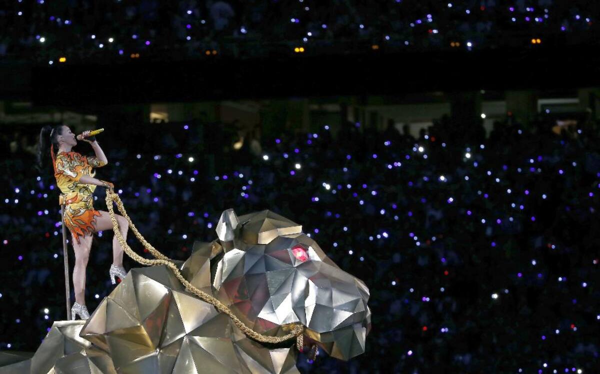 La cantante californiana mantuvo encendido el University of Phoenix Stadium en su actuación en el descanso, después de que los Patriots de Nueva Inglaterra y los Seahawks de Seattle iniciaran el incendio en el campo con una serie de jugadas que a la mitad del Super Bowl estaba empatado a 14-14.
