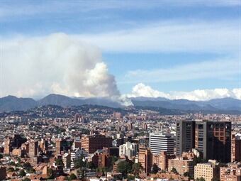 El incendio forestal en Cota no ha podido ser controlado y ya va para su tercer día. Foto: Mariana Chalela - La W.