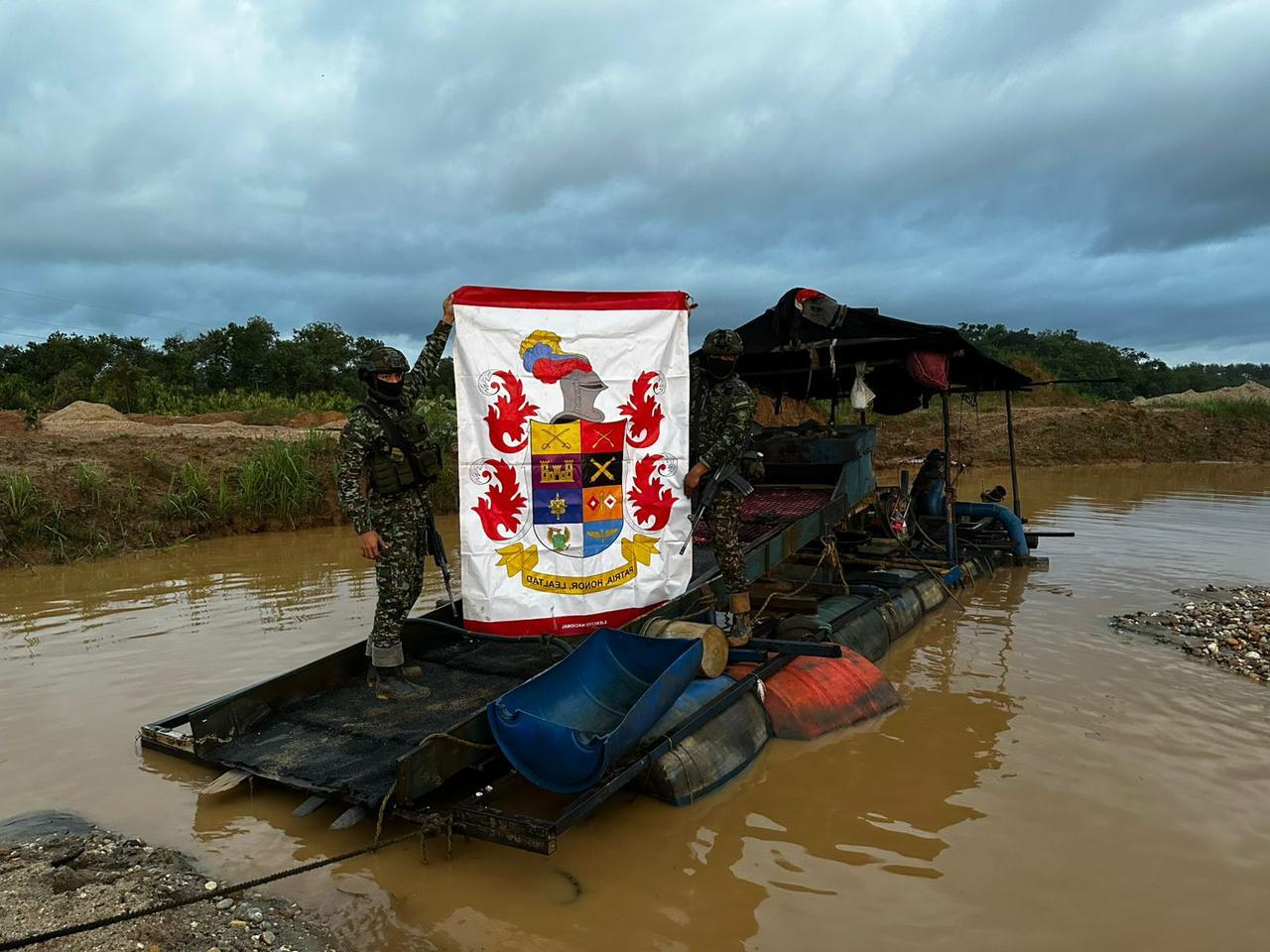 Maquinaria de minería ilegal del Clan del Golfo incautada en Zaragoza, Antioquia. Foto: Brigada 11.