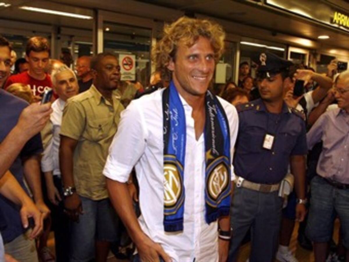 Diego Forlán llegó a Milán para incorporase al Inter