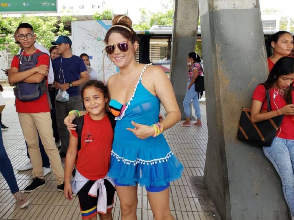 La doble de Shakira sorprendió a usuarios de Transmetro