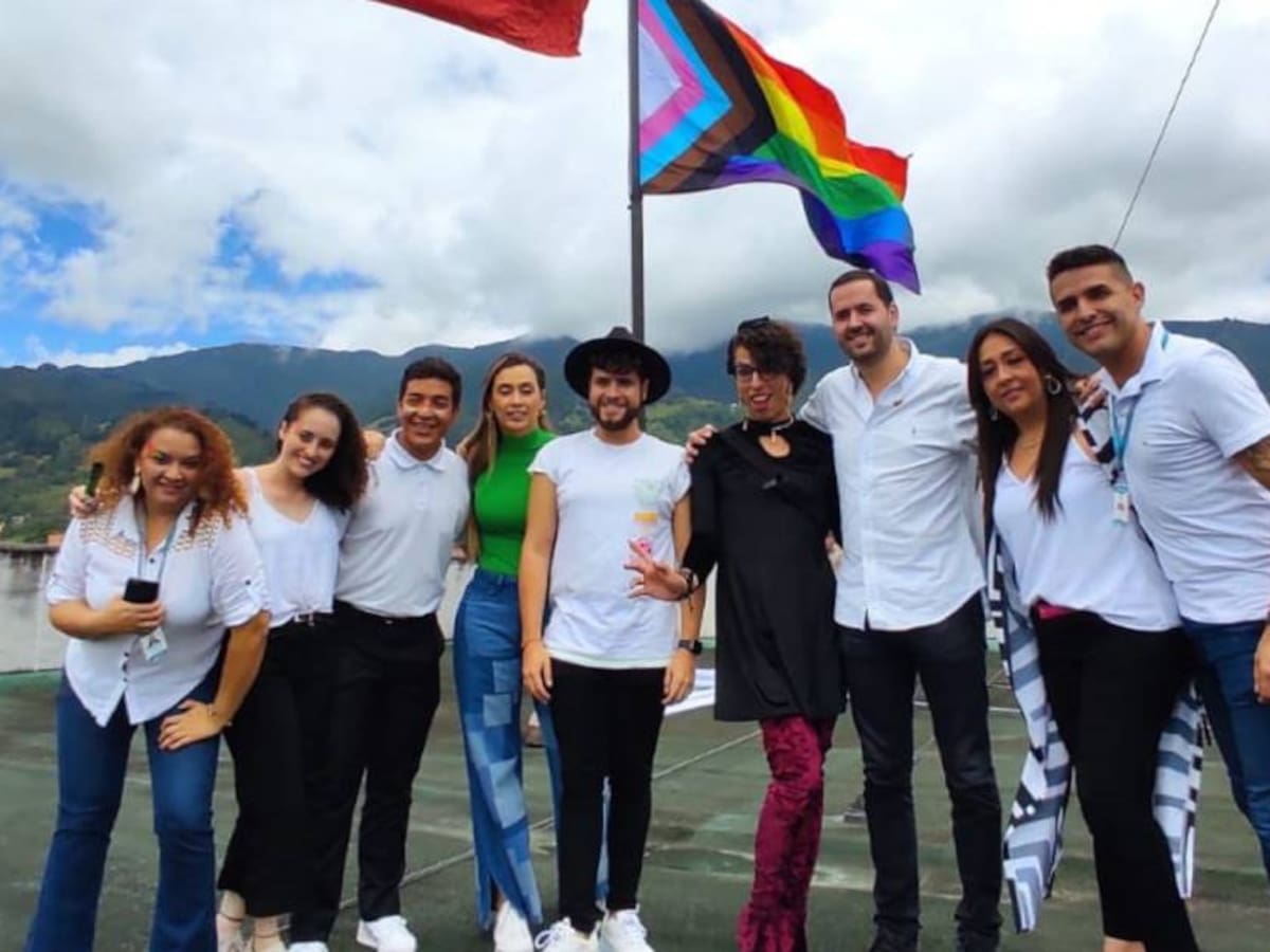 Por primera vez, la Estrella iza la bandera LGBTIQ+