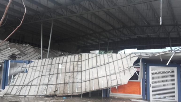 Desplome parte de la cubierta del colegio Pies Descalzos