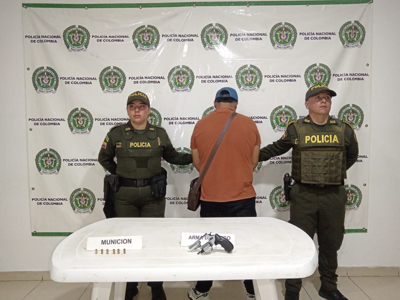 El hombre de 35 años de edad fue capturado y dejado a disposición de la Fiscalía URI del municipio de Garzón por el delito de   fabricación, tráfico, porte o tenencia de armas de fuego, accesorios, partes o municiones.