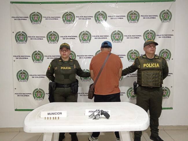 El hombre de 35 años de edad fue capturado y dejado a disposición de la Fiscalía URI del municipio de Garzón por el delito de fabricación, tráfico, porte o tenencia de armas de fuego, accesorios, partes o municiones.