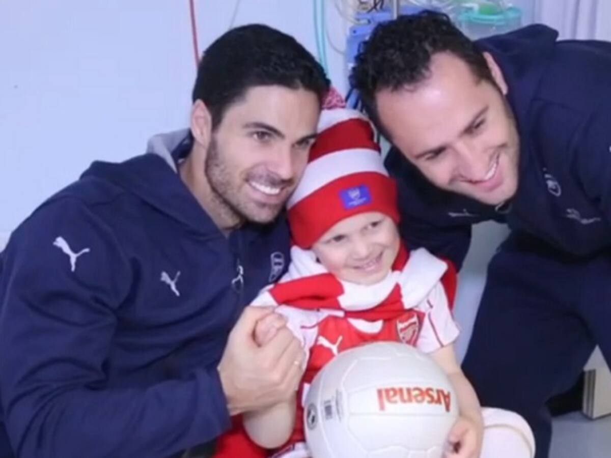 David Ospina mostró su espíritu navideño en un hospital de Londres