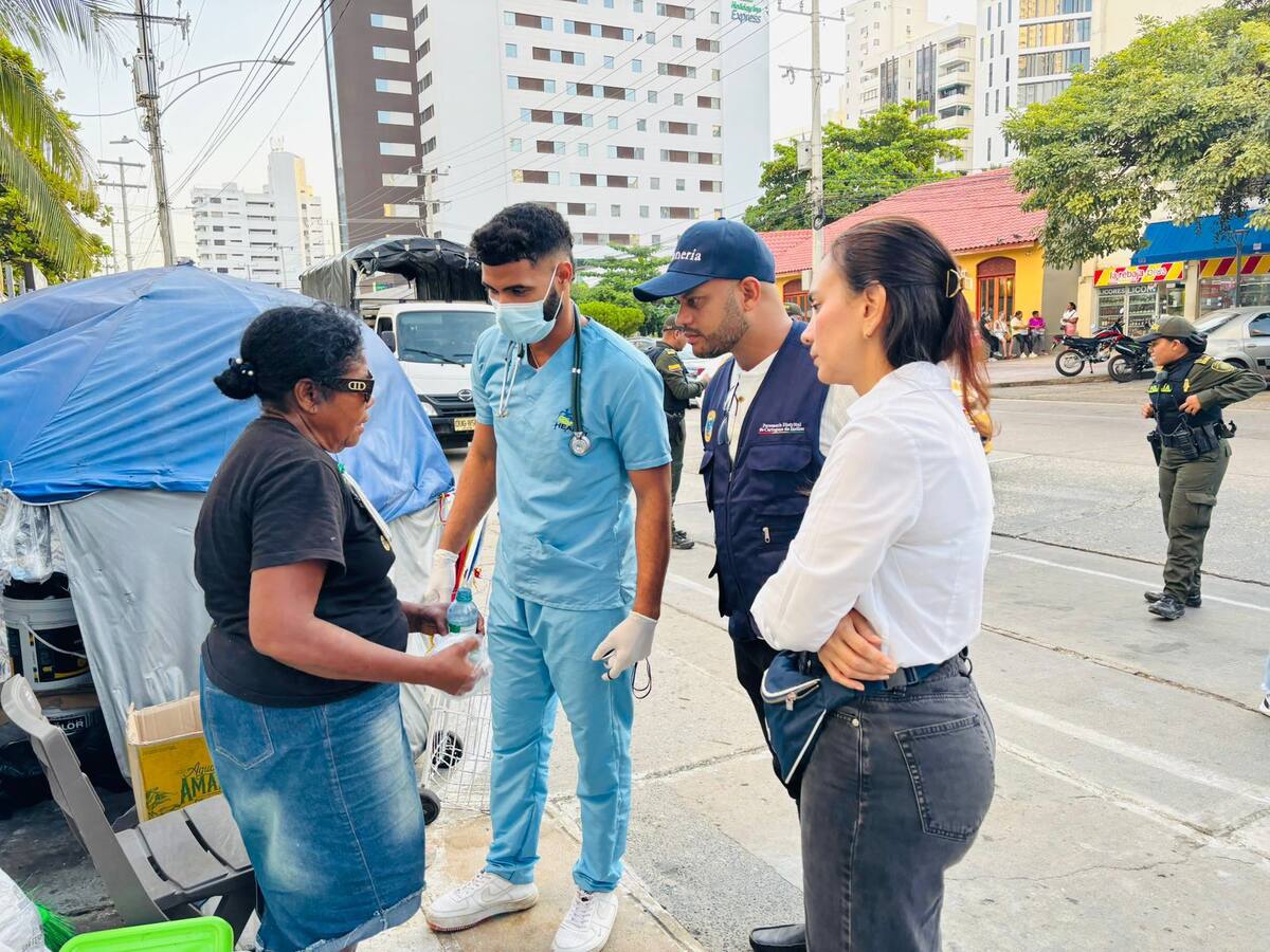 Secretaría de Desarrollo Social de Cartagena atiende caso humanitario de dos adultos en Bocagrande