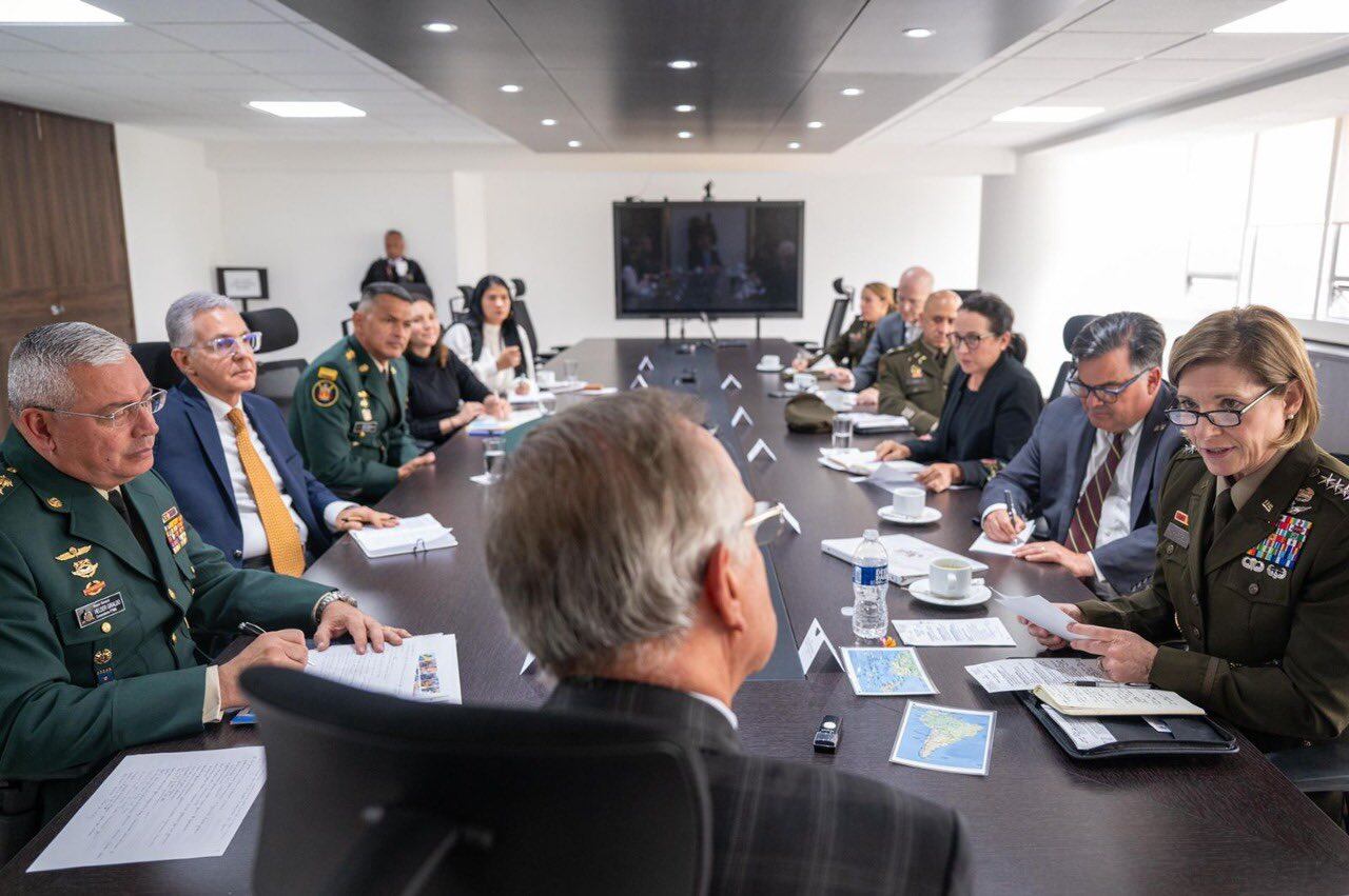 Encuentro entre la jefe del comando sur de EE.UU. y el ministro de Defensa. Foto: Twitter Ministerio de Defensa.