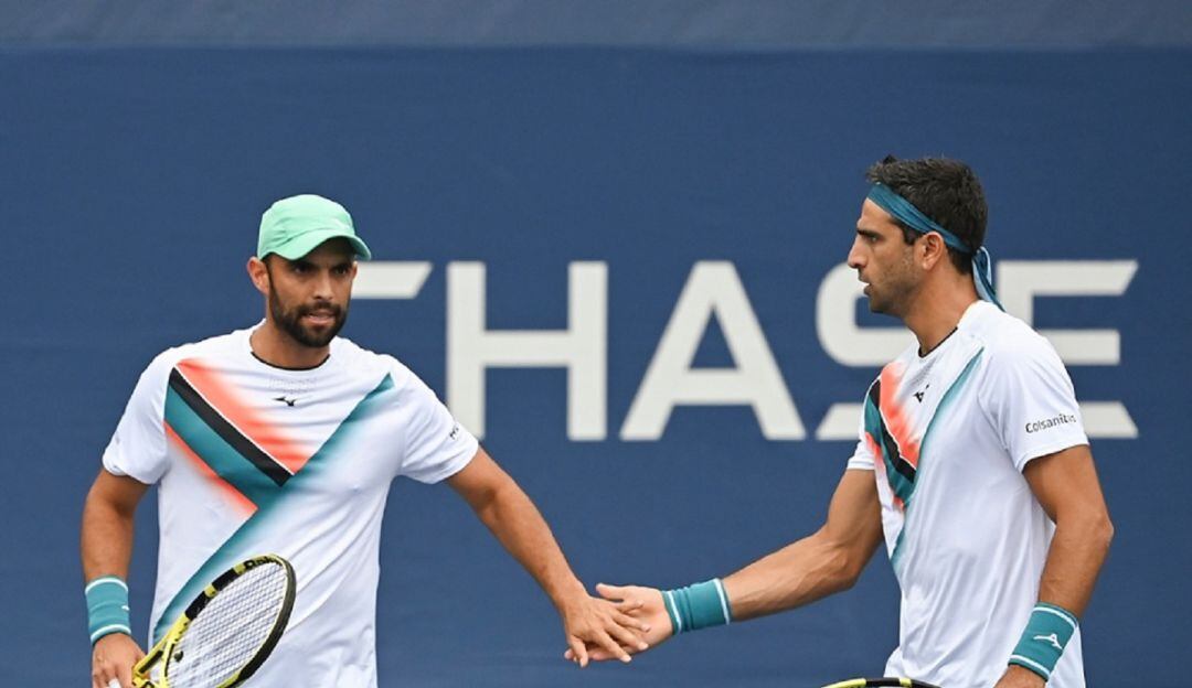 Cabal y Farah festejan un punto durante su partido del debut en el US Open 2021.