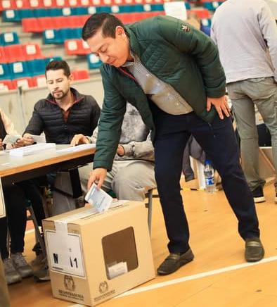 El mandatario de los boyacenses, Carlos Amaya, ejerció su derecho al voto en el coliseo Municipal de la ciudad de Tunja / Foto: Caracol Radio.
