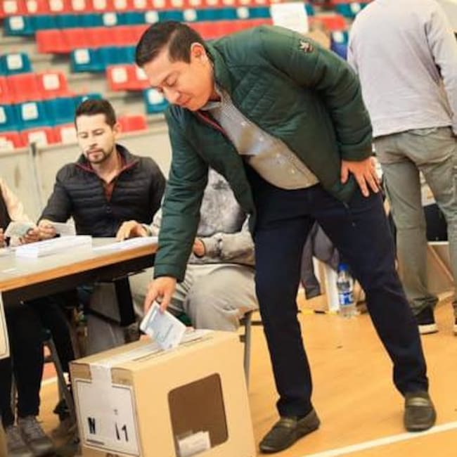 El mandatario de los boyacenses, Carlos Amaya, ejerció su derecho al voto en el coliseo Municipal de la ciudad de Tunja / Foto: Caracol Radio.