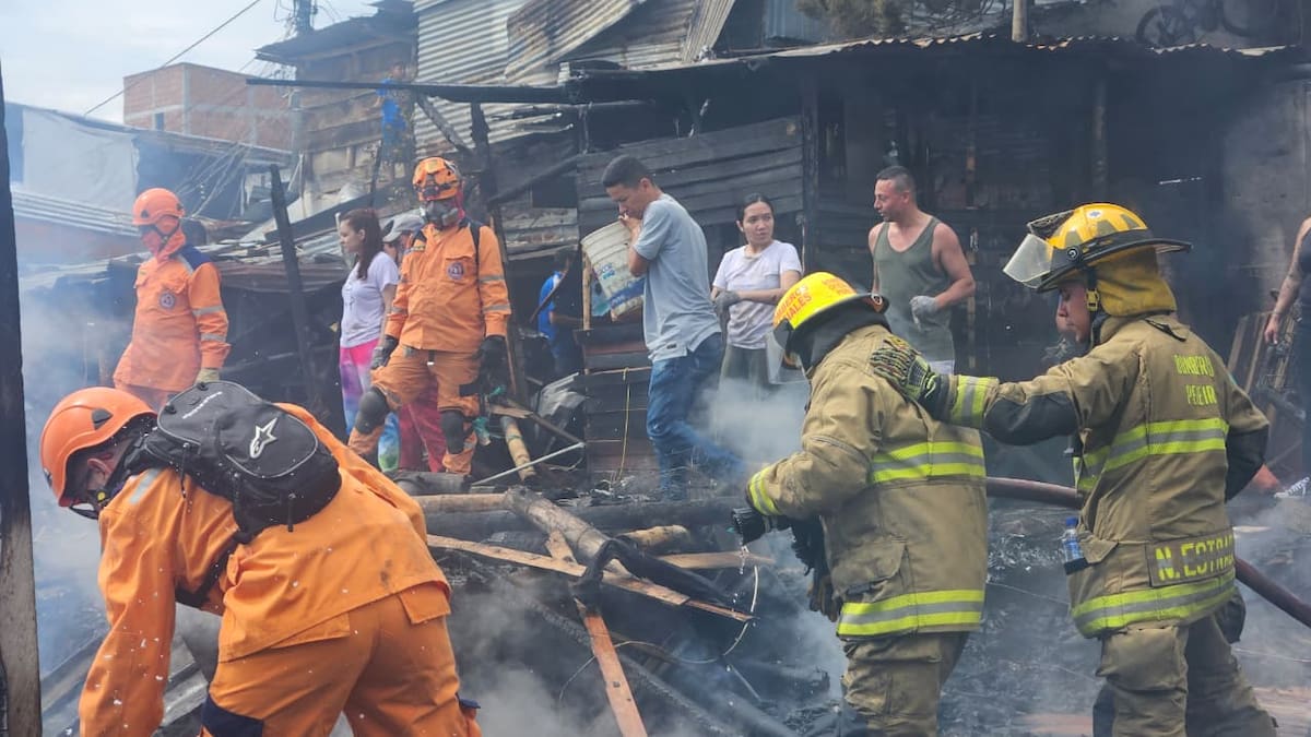 Incendio en la comuna Villasantana de Pereira deja 35 familias afectadas