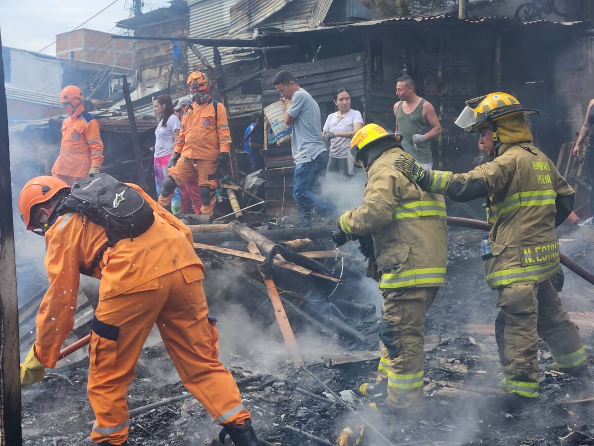 Incendio en la comuna Villasantana de Pereira deja 35 familias afectadas