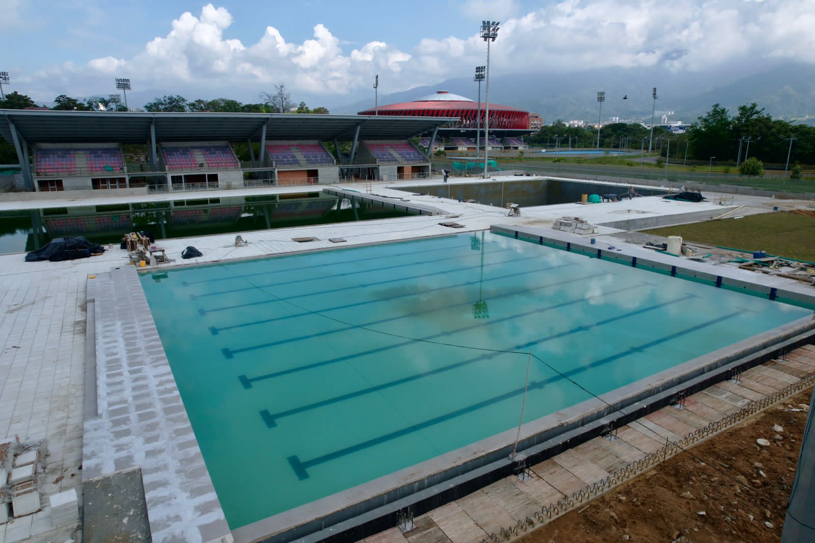 El Complejo Acuático está ubicado en el Parque Deportivo de Ibagué