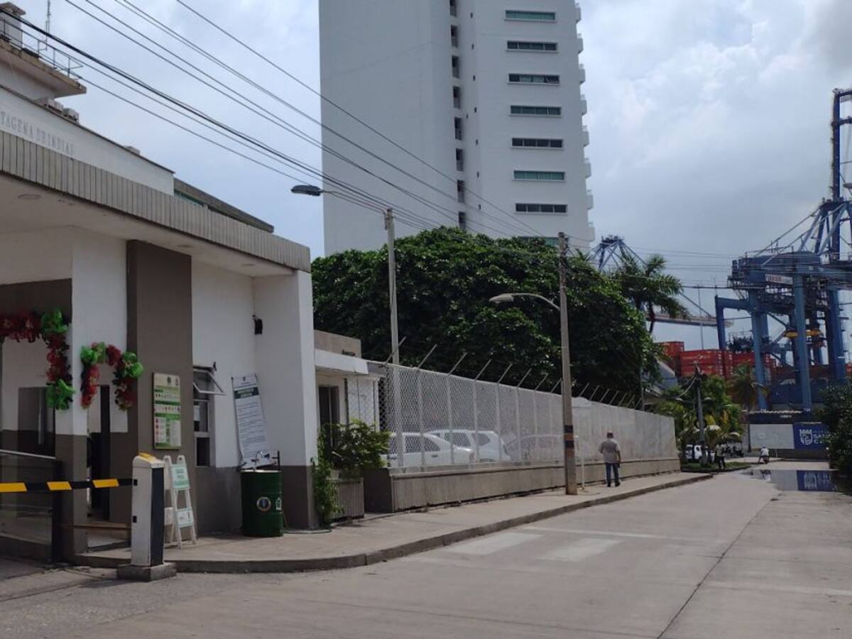 Investigación por incidente entre extranjera y auxiliar de policía