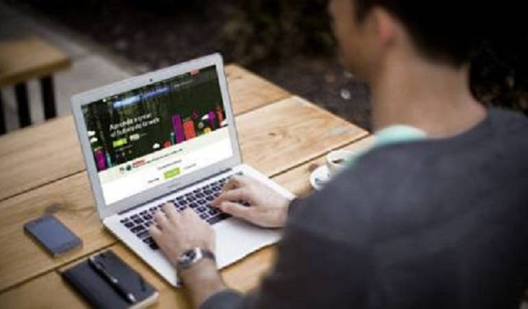 Colombia e India firman acuerdo para que el país sea productor de tecnología.