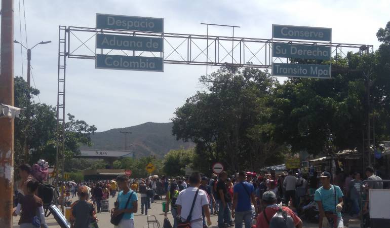 Carreteros en el puente internacional Simón Bolivar