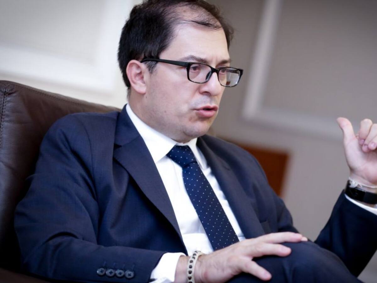 Fiscal General no se declarará impedido en el caso Uribe