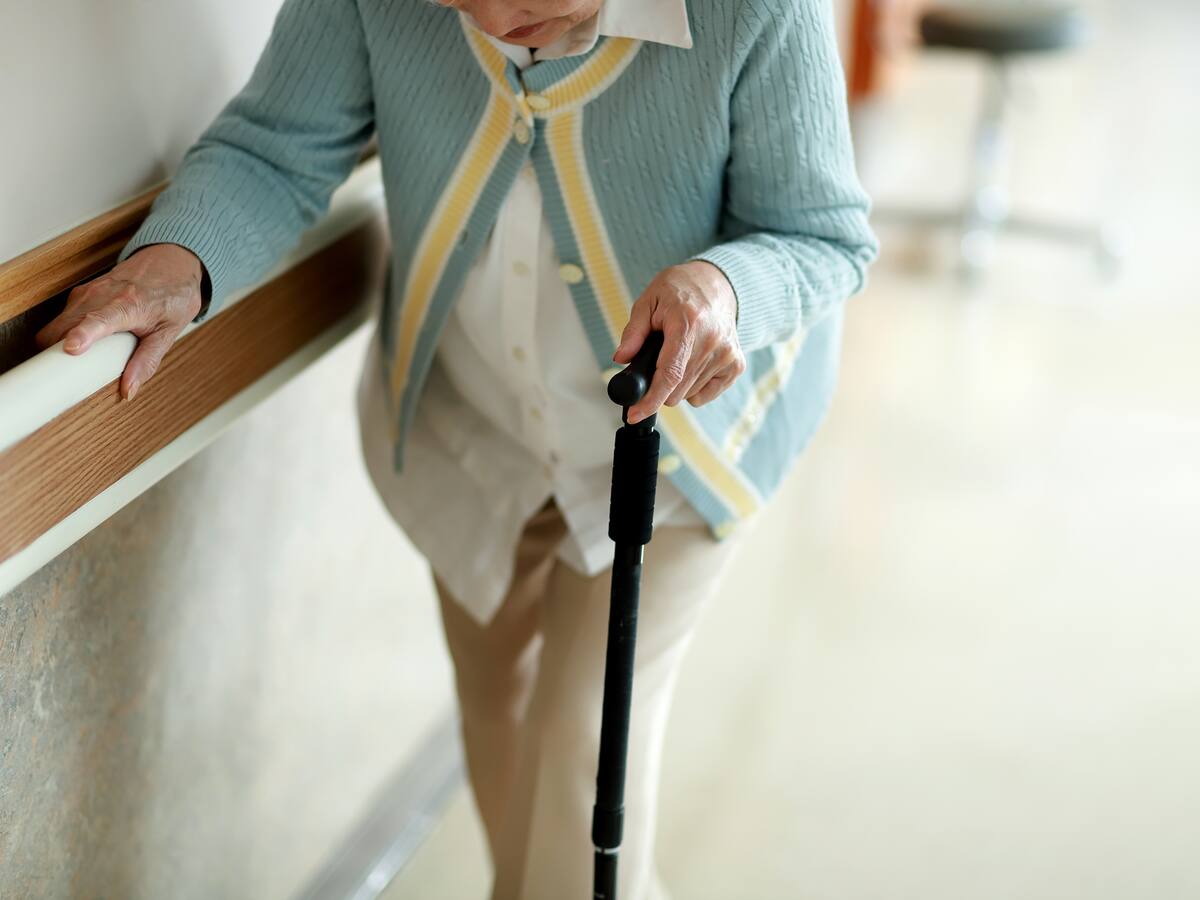 Arrestan en Miami a periodista por secuestrar y explotar a su madre de 88 años