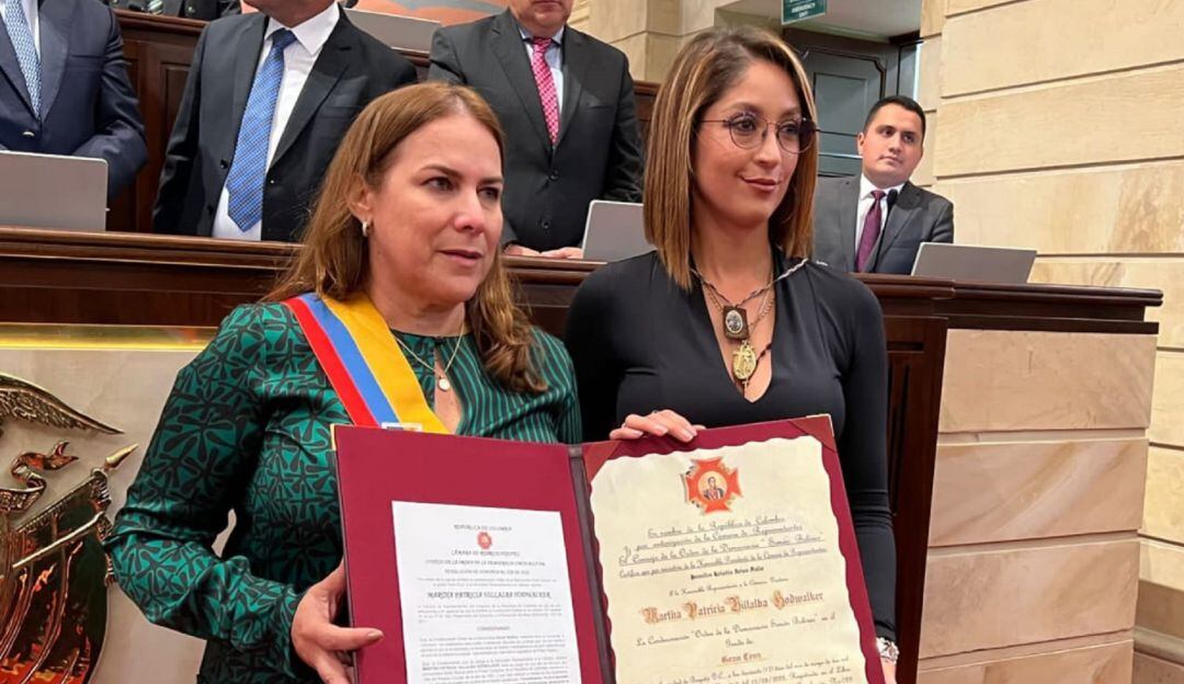 Congresista Villalba condecorada en la Cámara de Representantes. 