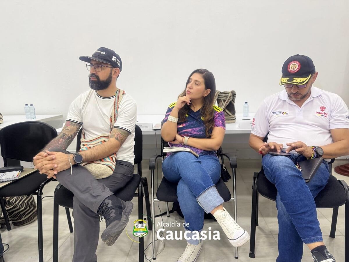 Ministro de Minas Andrés Camacho en diálogo de Caucasia con mineros- foto alcaldía